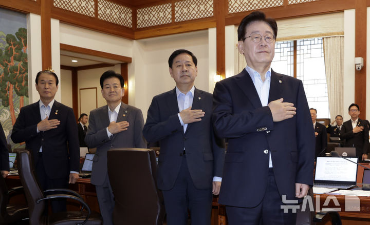 [서울=뉴시스] 최동준 기자 = 이재명 대통령이 23일 청와대에서 열린 국무회의 겸 비상경제점검회의에서 국민의례를 하고 있다. 2026.06.23. photocdj@newsis.com