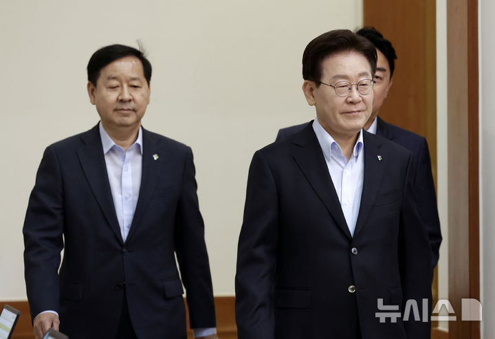 [서울=뉴시스] 최동준 기자 = 이재명 대통령이 23일 청와대에서 열린 국무회의 겸 비상경제점검회의에 입장하고 있다. 2026.06.23. photocdj@newsis.com