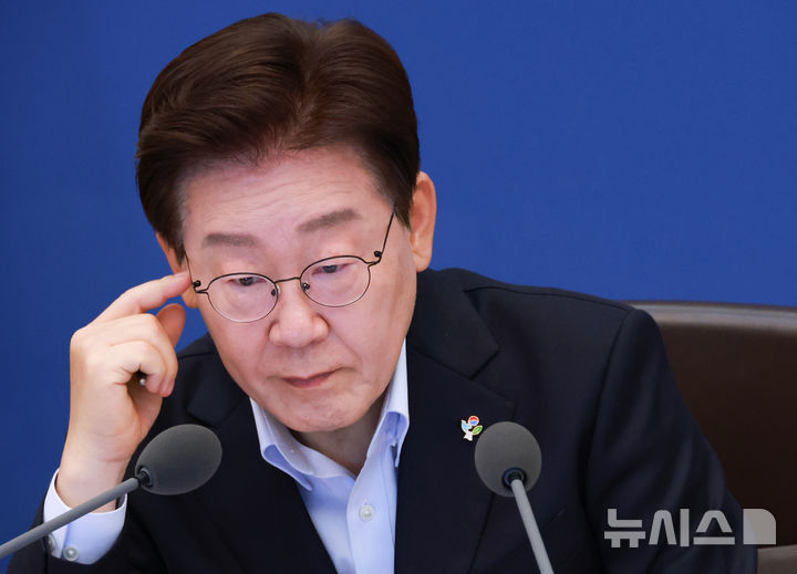[서울=뉴시스] 최동준 기자 = 이재명 대통령이 23일 청와대에서 열린 국무회의 겸 비상경제점검회의에서 자료를 살펴보고 있다. 2026.06.23. photocdj@newsis.com
