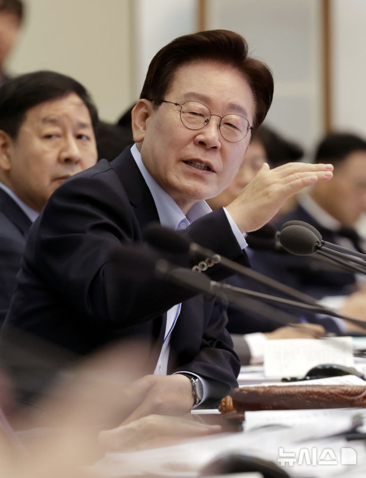 [서울=뉴시스] 최동준 기자 = 이재명 대통령이 23일 청와대에서 열린 국무회의 겸 비상경제점검회의에서 발언하고 있다. 2026.06.23. photocdj@newsis.com