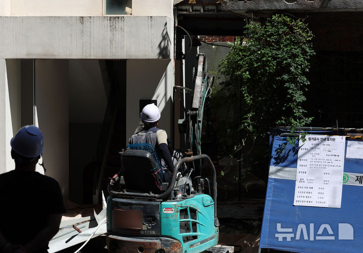 [서울=뉴시스] 이영환 기자 = 23일 오전 한성숙 국무총리 후보자가 보유한 서울 종로구 연건동 건물에서 작업자들이 불법 증축시설 철거 작업을 하고 있다. 한 후보자가 매입한 종로구 연건동 소재 단독주택 2채로 한 후보자의 동생이 임대받아 카페로 운영 중이다. 두 건물을 잇는 통로가 건축물대장 및 현황도에 등재되지 않은 무단증축 구조물로서 인사청문회를 이틀 앞둔 이날부터 철거작업에 들어갔다. 2026.06.23. 20hwan@newsis.com