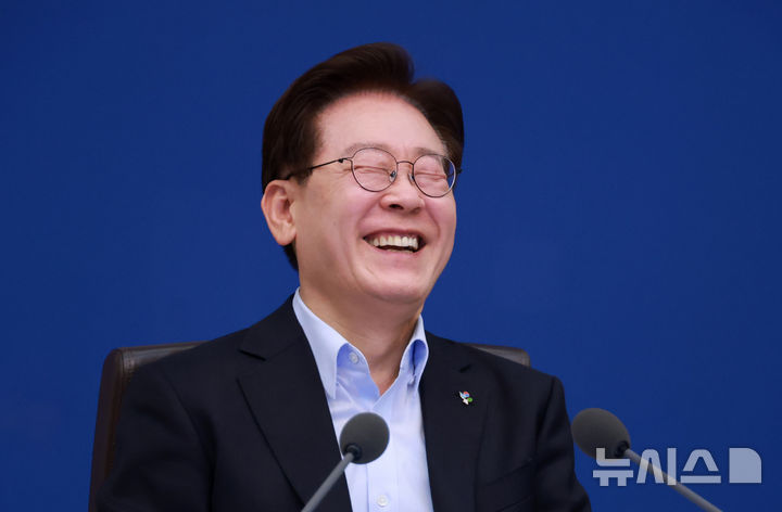 [서울=뉴시스] 최동준 기자 = 이재명 대통령이 23일 청와대에서 열린 국무회의 겸 비상경제점검회의에서 웃고 있다. 2026.06.23. photocdj@newsis.com