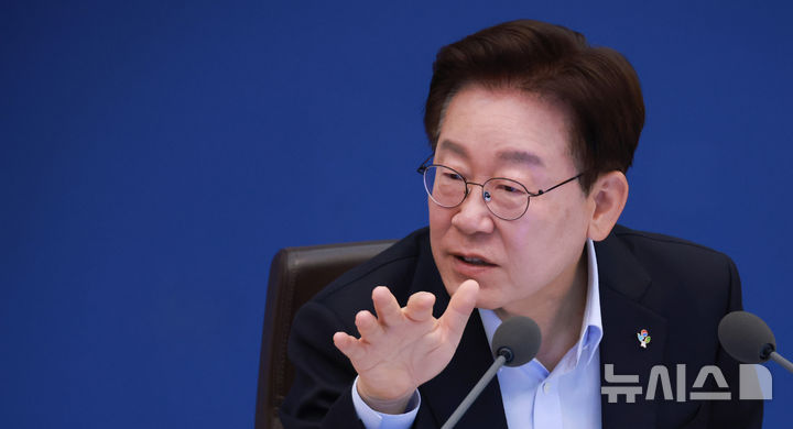 [서울=뉴시스] 최동준 기자 = 이재명 대통령이 23일 청와대에서 열린 국무회의 겸 비상경제점검회의에서 발언하고 있다. 2026.06.23. photocdj@newsis.com