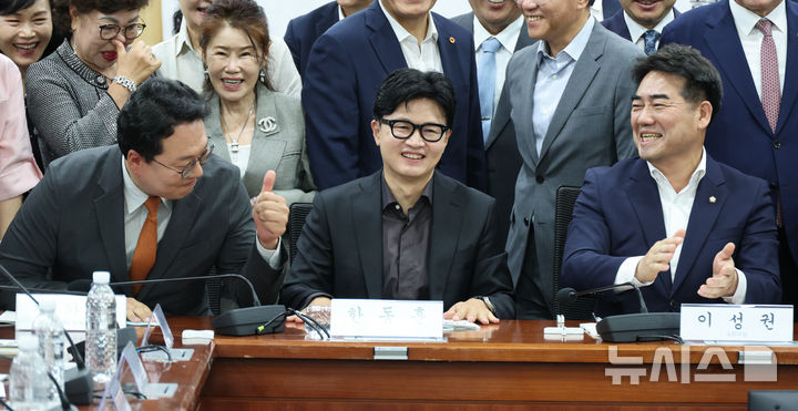[서울=뉴시스] 최진석 기자 = 이성권 국민의힘 의원이 23일 여의도 국회의원회관에서 열린 참정권 피해사태와 선거제도 개혁 국회 토론회에서 한동훈 무소속 의원, 천하람 개혁신당 원내대표 등과 기념촬영하고 있다. 2026.06.23. myjs@newsis.com