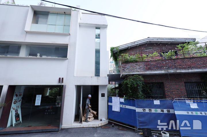 [서울=뉴시스] 이영환 기자 = 23일 오전 한성숙 국무총리 후보자가 보유한 서울 종로구 연건동 건물에서 작업자들이 불법 증축시설 철거 작업을 하고 있다.한 후보자가 매입한 종로구 연건동 소재 단독주택 2채로 한 후보자의 동생이 임대받아 카페로 운영 중이다.두 건물을 잇는 통로가 건축물대장 및 현황도에 등재되지 않은 무단증축 구조물로서 인사청문회를 이틀 앞둔 이날부터 철거작업에 들어갔다. 2026.06.23. 20hwan@newsis.com