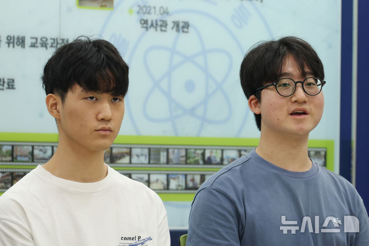 [서울=뉴시스] 고승민 기자 = SCI 국제학술지인 ‘International Journal of Modern Physics D’에 블랙홀 연구 논문을 게재한 공동저자 졸업생 장근영(오른쪽), 배이진 씨가 23일 서울과학고등학교에서 취재진과 인터뷰를 하고 있다. 2026.06.23. kkssmm99@newsis.com