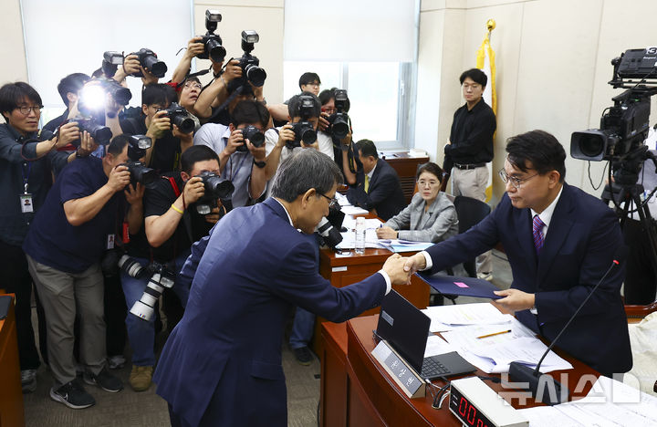 [서울=뉴시스] 김근수 기자 = 노태악(왼쪽) 전 중앙선거관리위원회 위원장이 23일 오전 서울 여의도 국회에서 열린 투표용지 부족사태 등 국민 참정권 침해 진상규명 및 선거관리 개혁을 위한 국조특위 전체회의에서 윤상현 특조위원장에게 증인 선서문을 전달하고 있다. 2026.06.23. ks@newsis.com