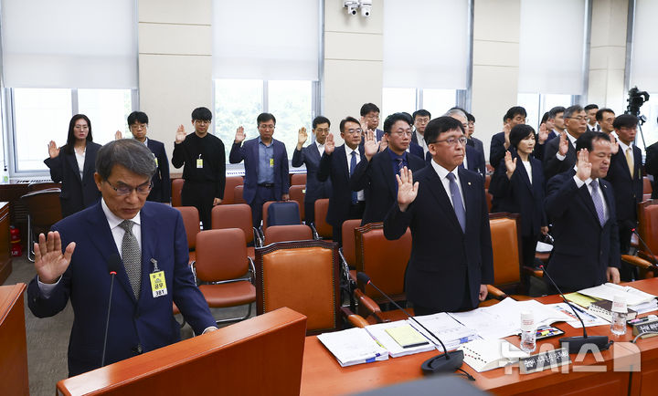 [서울=뉴시스] 김근수 기자 = 노태악(왼쪽) 전 중앙선거관리위원회 위원장이 23일 오전 서울 여의도 국회에서 열린 투표용지 부족사태 등 국민 참정권 침해 진상규명 및 선거관리 개혁을 위한 국조특위 전체회의에서 증인선서를 하고 있다. 2026.06.23. ks@newsis.com