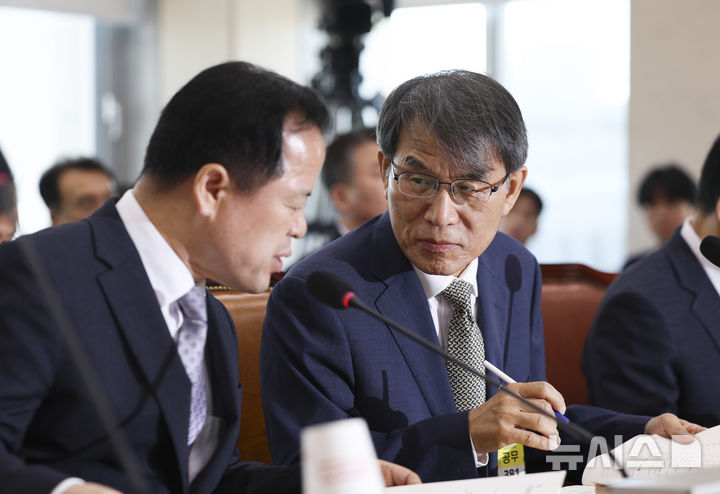 [서울=뉴시스] 김근수 기자 = 노태악 전 중앙선거관리위원회 위원장이 23일 오전 서울 여의도 국회에서 열린 투표용지 부족사태 등 국민 참정권 침해 진상규명 및 선거관리 개혁을 위한 국조특위 전체회의에서 위철환 중앙선거관리위원회 위원장 직무대행과 이야기를 나누고 있다. 2026.06.23. ks@newsis.com