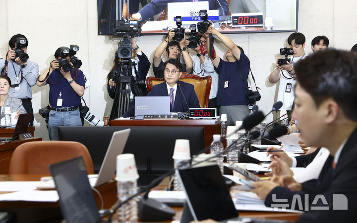 [서울=뉴시스] 김근수 기자 = 윤상현 6·3 지방선거 국조특위 위원장이 23일 오전 서울 여의도 국회에서 열린 투표용지 부족사태 등 국민 참정권 침해 진상규명 및 선거관리 개혁을 위한 국조특위 전체회의에서 의사봉을 두드리고 있다. 2026.06.23. ks@newsis.com