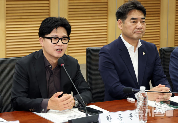 [서울=뉴시스] 최진석 기자 = 한동훈 무소속 의원이 지닌 23일 여의도 국회의원회관에서 열린 참정권 피해사태와 선거제도 개혁 국회 토론회에서 격려사를 하고 있다. 2026.06.23. myjs@newsis.com
