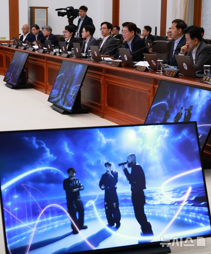 [서울=뉴시스] 최동준 기자 = 이재명 대통령이 23일 청와대에서 열린 국무회의 겸 비상경제점검회의에서 국방부의 정책 홍보 영상을 시청하고 있다. 2026.06.23. photocdj@newsis.com