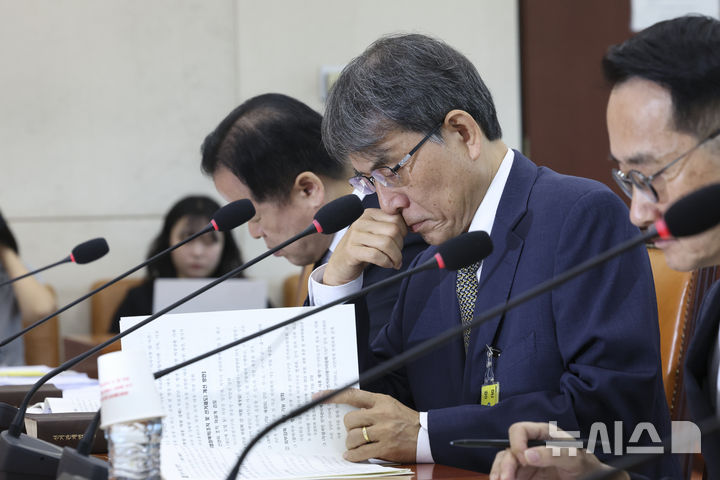 [서울=뉴시스] 김근수 기자 = 노태악 전 중앙선거관리위원회 위원장이 23일 오전 서울 여의도 국회에서 열린 투표용지 부족사태 등 국민 참정권 침해 진상규명 및 선거관리 개혁을 위한 국조특위 전체회의에서 자료를 살펴보고 있다. 2026.06.23. ks@newsis.com