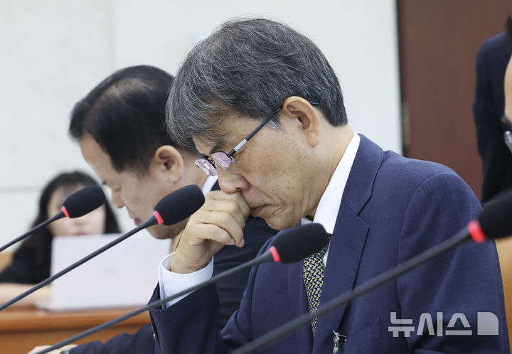 [서울=뉴시스] 김근수 기자 = 노태악 전 중앙선거관리위원회 위원장이 23일 오전 서울 여의도 국회에서 열린 투표용지 부족사태 등 국민 참정권 침해 진상규명 및 선거관리 개혁을 위한 국조특위 전체회의에서 자료를 살펴보고 있다. 2026.06.23. ks@newsis.com