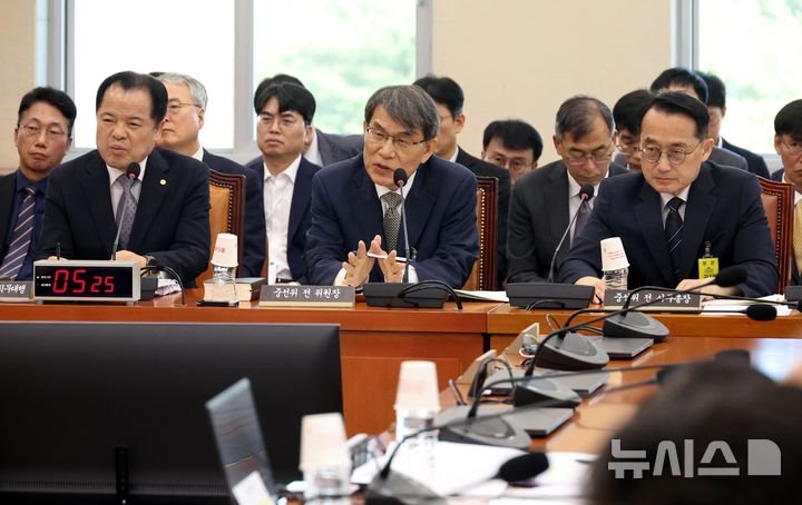 [서울=뉴시스] 조성봉 기자 = 노태악 전 중앙선거관리위원회 위원장이 23일 오전 서울 여의도 국회에서 열린 투표용지 부족사태 등 국민 참정권 침해 진상규명 및 선거관리 개혁을 위한 국조특위 전체회의에서 의원 질의에 답변하고 있다. 2026.06.23. suncho21@newsis.com