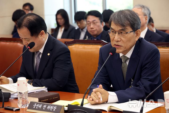 [서울=뉴시스] 조성봉 기자 = 노태악 전 중앙선거관리위원회 위원장이 23일 오전 서울 여의도 국회에서 열린 투표용지 부족사태 등 국민 참정권 침해 진상규명 및 선거관리 개혁을 위한 국조특위 전체회의에서 의원 질의에 답변하고 있다. 2026.06.23. suncho21@newsis.com