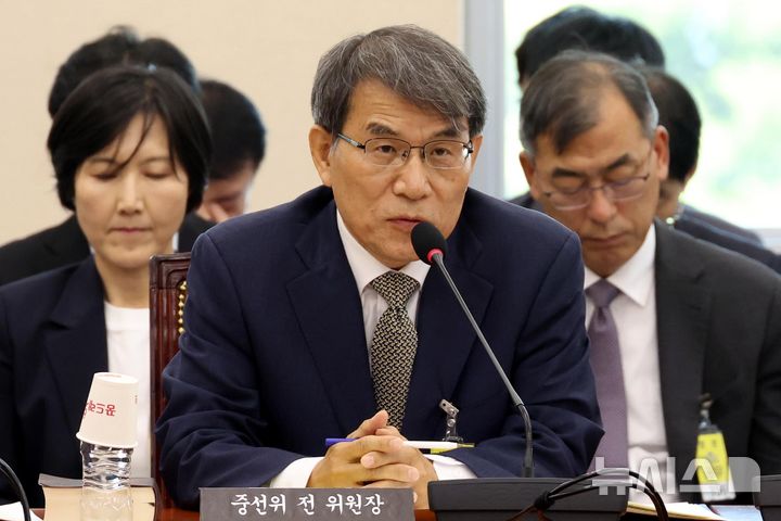 [서울=뉴시스] 조성봉 기자 = 노태악 전 중앙선거관리위원회 위원장이 23일 오전 서울 여의도 국회에서 열린 투표용지 부족사태 등 국민 참정권 침해 진상규명 및 선거관리 개혁을 위한 국조특위 전체회의에서 의원 질의에 답변하고 있다. 2026.06.23. suncho21@newsis.com