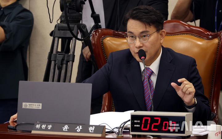 [서울=뉴시스] 조성봉 기자 = 윤상현 선거관리개혁 극조특위 위원장이 23일 오전 서울 여의도 국회에서 열린 투표용지 부족사태 등 국민 참정권 침해 진상규명 및 선거관리 개혁을 위한 국조특위 전체회의에서 발언을 하고 있다. 2026.06.23. suncho21@newsis.com