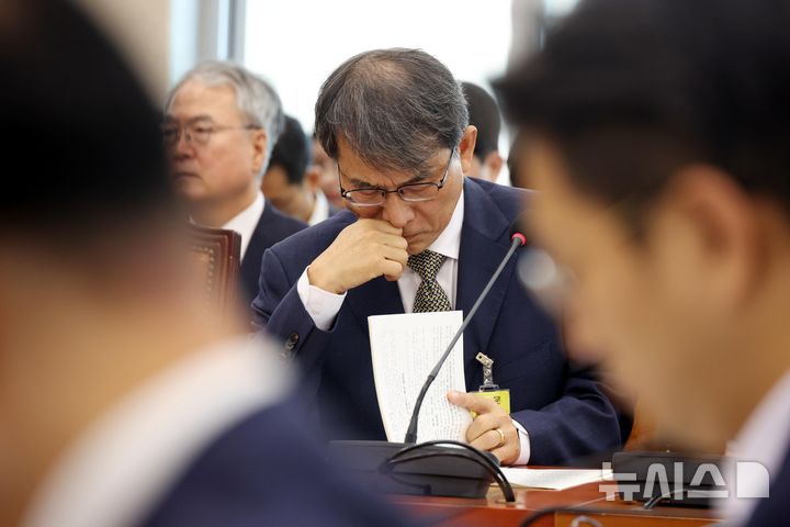 [서울=뉴시스] 조성봉 기자 = 노태악 전 중앙선거관리위원회 위원장이 23일 오전 서울 여의도 국회에서 열린 투표용지 부족사태 등 국민 참정권 침해 진상규명 및 선거관리 개혁을 위한 국조특위 전체회의에서 잠시 생각에 잠겨 있다. 2026.06.23. suncho21@newsis.com