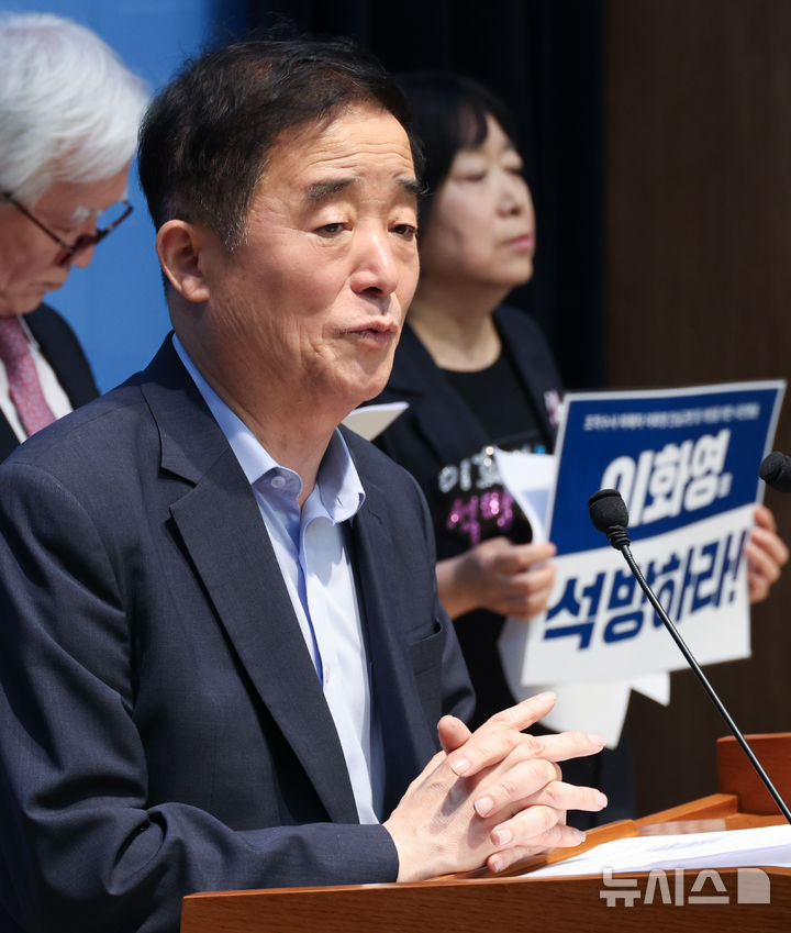 [서울=뉴시스] 최진석 기자 = 강득구 더불어민주당 의원이 23일 여의도 국회 소통관에서 이화영 전 경기도 평화부지사 관련 기자회견을 하고 있다. 2026.06.23. myjs@newsis.com