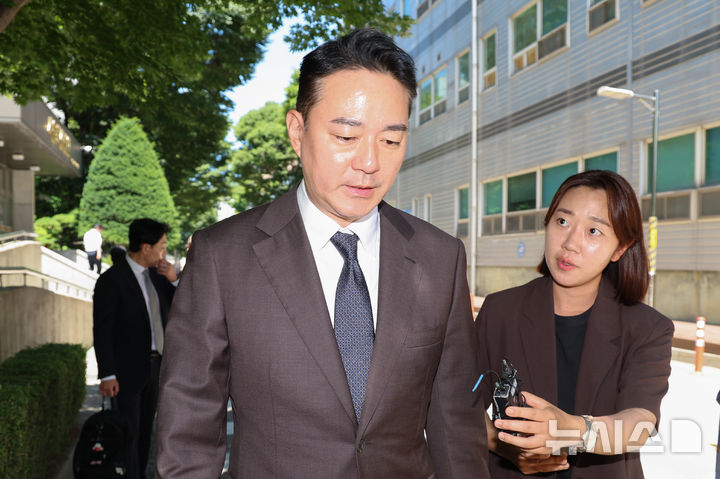 [서울=뉴시스] 김선웅 기자 = 홍정도 중앙그룹 부회장이 23일 서울 서초구 서울회생법원에서 열린 중앙그룹 계열사 기업 회생신청 대표자 심문을 마친 뒤 법원을 나서고 있다. (공동취재) 2026.06.23. photo@newsis.com