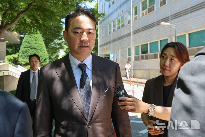 [서울=뉴시스] 김선웅 기자 = 서울회생법원이 JTBC를 제외한 중앙홀딩스 등 중앙그룹 계열사 4곳의 회생절차 개시를 결정했다. 다만 JTBC는 자율 구조조정 지원(ARS, Autonomous Restructuring Support) 프로그램 신청을 받아들여 회생절차 개시 여부 결정을 한 달 보류하기로 했다. 홍정도 중앙그룹 부회장이 23일 서울 서초구 서울회생법원에서 열린 중앙그룹 계열사 기업 회생신청 대표자 심문을 마친 뒤 법원을 나서고 있다. (공동취재) 2026.06.30. photo@newsis.com
