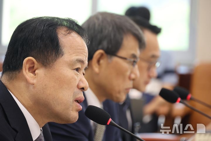 [서울=뉴시스] 조성봉 기자 = 위철환 중앙선거관리위원회 위원장 직무대행이 23일 오전 서울 여의도 국회에서 열린 투표용지 부족사태 등 국민 참정권 침해 진상규명 및 선거관리 개혁을 위한 국조특위 전체회의에서 의원 질의에 답변을 하고 있다. 2026.06.23. suncho21@newsis.com