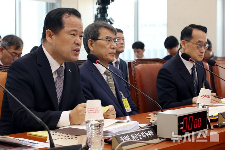 [서울=뉴시스] 조성봉 기자 = 위철환 중앙선거관리위원회 위원장 직무대행이 23일 오전 서울 여의도 국회에서 열린 투표용지 부족사태 등 국민 참정권 침해 진상규명 및 선거관리 개혁을 위한 국조특위 전체회의에서 의원 질의에 답변을 하고 있다. 2026.06.23. suncho21@newsis.com
