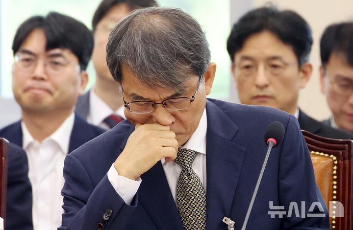 [서울=뉴시스] 조성봉 기자 = 노태악 전 중앙선거관리위원회 위원장이 23일 오전 서울 여의도 국회에서 열린 투표용지 부족사태 등 국민 참정권 침해 진상규명 및 선거관리 개혁을 위한 국조특위 전체회의에서 잠시 생각에 잠겨있다. 2026.06.23. suncho21@newsis.com