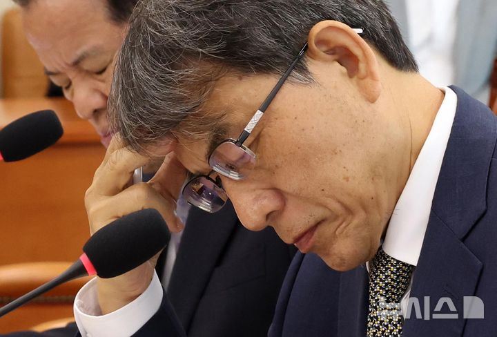 [서울=뉴시스] 조성봉 기자 = 노태악 전 중앙선거관리위원회 위원장이 23일 오전 서울 여의도 국회에서 열린 투표용지 부족사태 등 국민 참정권 침해 진상규명 및 선거관리 개혁을 위한 국조특위 전체회의에서 답변 자료를 살펴보고 있다. 2026.06.23. suncho21@newsis.com