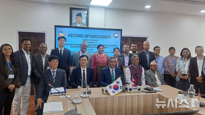한국농어촌공사가 네팔 농업환경부와 '한-네팔 시범 낙농 마을의 낙농 생산성·가치사슬 향상 사업' 협의의사록(R/D)을 체결하고 처음으로 대(對)네팔 국제농업협력(ODA) 사업을 본격적으로 추진한다. (사진=농어촌공사 제공) photo@newsis.com *재판매 및 DB 금지