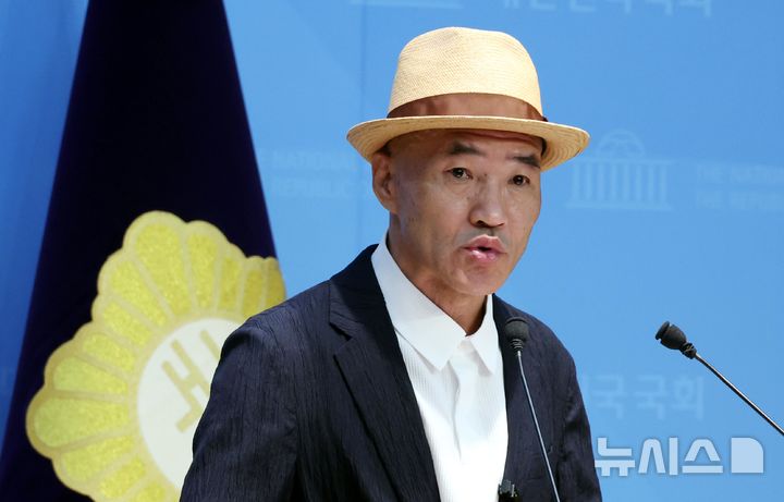 [서울=뉴시스] 조성봉 기자 = '서해 공무원 피격 사건'으로 숨진 해양수산부 공무원 고 이대준 씨의 친형 이래진 씨가 23일 서울 여의도 국회 소통관에서 열린 '서해 공무원 피격 사건 은폐 의혹' 관련 항소심 무죄 선고에 대한 입장을 발표하고 있다. 이래진 씨는 "검찰은 상고를 통해 최종 판단을 구하고 진실규명을 끝까지 이어가야 한다"고 밝혔다. 2026.06.23. suncho21@newsis.com