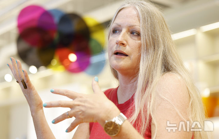 [서울=뉴시스] 김혜진 기자 = '이성애의 비극' 제인 워드 작가가 지난 23일 서울 마포구 마포출판문화진흥센터에서 뉴시스와 인터뷰를 하고 있다. 2026.06.24. jini@newsis.com