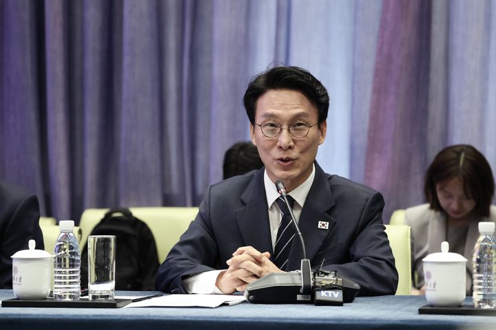 [서울=뉴시스] 조수정 기자 = '세계경제포럼(WEF) 제17차 뉴 챔피언 연차총회'(하계 다보스포럼) 참석차 중국을 방문한 김민석 국무총리가 23일 오전 (현지 시간) 베이징 칭화대를 방문해 당서기 및 법학원장과 면담하고 있다. (사진=국무총리실 제공) 2026.06.23. chocrystal@newsis.com *재판매 및 DB 금지