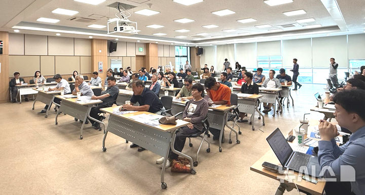 한국산업인력공단 광주지역본부는 23일 나주 노안농협 본점 회의장에서 사업주 25명과 외국인근로자 15명 등 총 40명을 대상으로 찾아가는 종합체류지원서비스를 실시했다. (사진=산단공 광주본부 제공) photo@newsis.com *재판매 및 DB 금지
