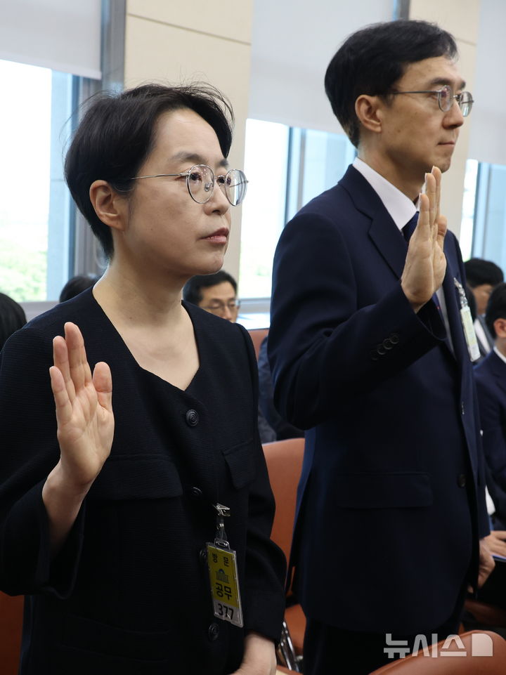 [서울=뉴시스] 최진석 기자 = 오민석(오른쪽) 전 서울시선거관리위원회 위원장과 민소영 전 송파구선거관리위원회 위원장이 23일 여의도 국회에서 열린 제9회 전국동시지방선거 투표용지 부족사태 등 국민 참정권 침해 진상규명 및 선거관리 개혁을 위한 국조특위 전체회의에 출석해 증인 선서하고 있다. 2026.06.23. myjs@newsis.co