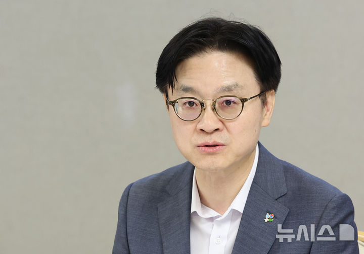 [서울=뉴시스] 조수정 기자 = 김정관 산업통상부 장관이 지난 23일 서울 종로구 정부서울청사에서 한미전략투자사업관리위원회 회의를 주재하고 있다. 2026.06.23. chocrystal@newsis.com