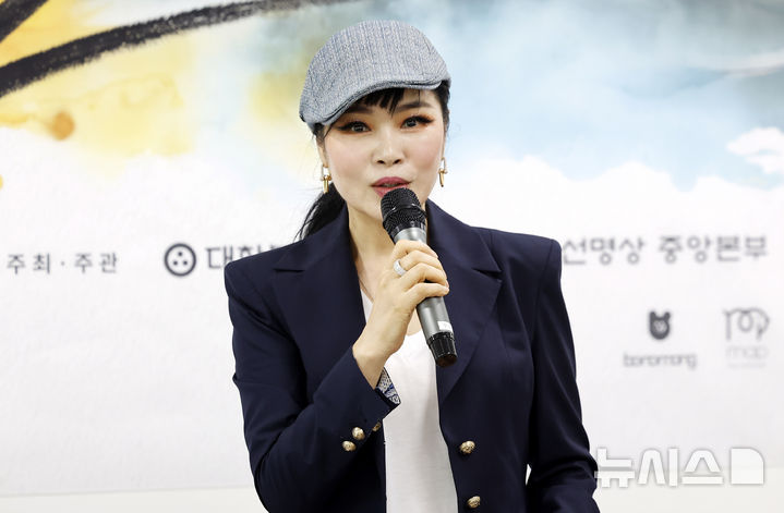 [서울=뉴시스] 김혜진 기자 = 가수 웅산이 23일 오후 서울 종로구 한국불교역사문화기념관에서 열린 치유를 위한 선명상 음악회 '나를 찾아가는 길' 기자간담회에서 인사말을 하고 있다. 2026.06.23. jini@newsis.com