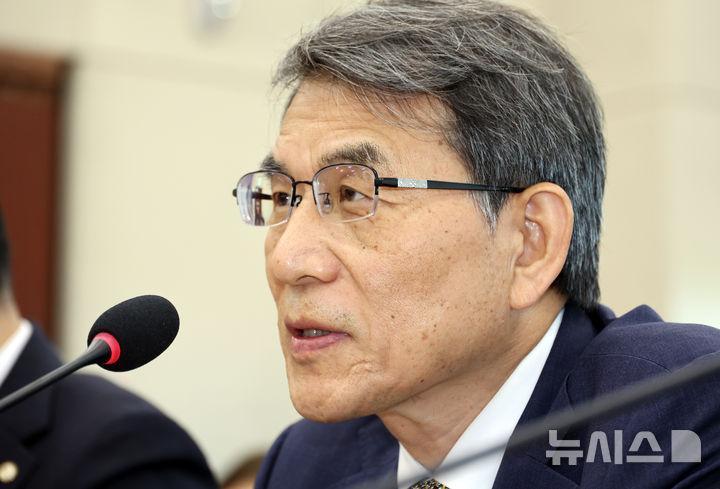 [서울=뉴시스] 최진석 기자 = 노태악 전 중앙선거관리위원회 위원장이 23일 여의도 국회에서 열린 제9회 전국동시지방선거 투표용지 부족사태 등 국민 참정권 침해 진상규명 및 선거관리 개혁을 위한 국조특위 전체회의에서 위원들의 질문에 답하고 있다. 2026.06.23. myjs@newsis.com