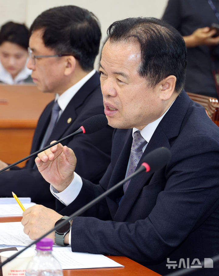 [서울=뉴시스] 최진석 기자 = 위철환 중앙선거관리위원장 직무대행이 23일 여의도 국회에서 열린 제9회 전국동시지방선거 투표용지 부족사태 등 국민 참정권 침해 진상규명 및 선거관리 개혁을 위한 국조특위 전체회의에서 위원들의 질문에 답하고 있다. 2026.06.23. myjs@newsis.com