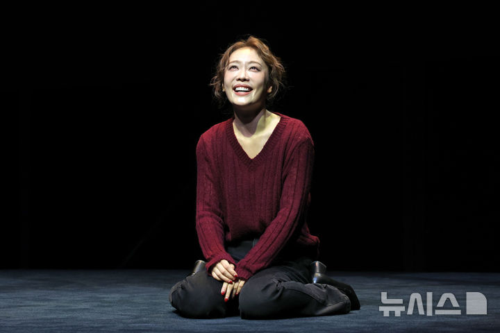 [서울=뉴시스] 박진희 기자 = 연극 '플리백' 배우 김히어라가 23일 서울 종로구 두산아트센터 연강홀에서 전막 시연을 하고 있다. 2026.06.23. pak7130@newsis.com