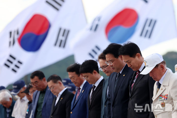 [서울=뉴시스] 조성우 기자 = 오세훈(오른쪽 두 번째) 서울시장이 23일 서울 종로구 광화문광장 감사의 정원에서 열린 6·25전쟁 제76주년 기념식에서 묵념하고 있다.&nbsp; 2026.06.23. xconfind@newsis.com