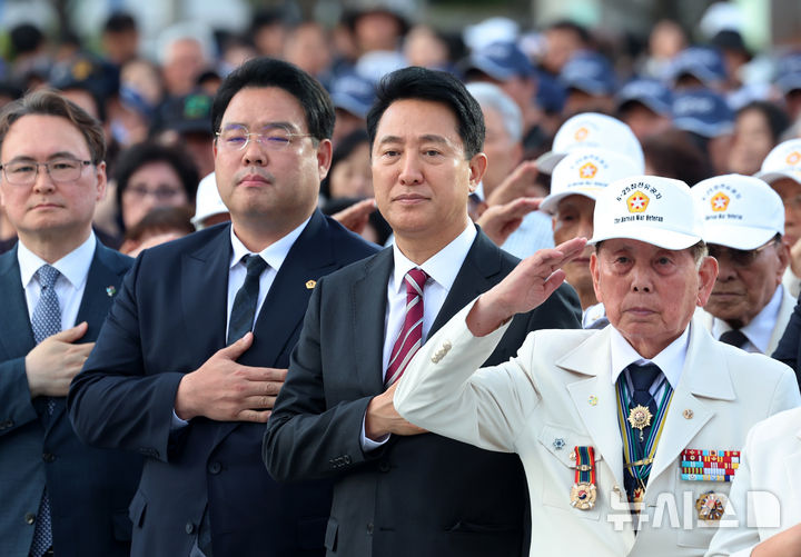 [서울=뉴시스] 조성우 기자 = 오세훈(오른쪽 두 번째) 서울시장이 23일 서울 종로구 광화문광장 감사의 정원에서 열린 6·25전쟁 제76주년 기념식에서 국기에 대한 경례를 하고 있다.&nbsp; 2026.06.23. xconfind@newsis.com