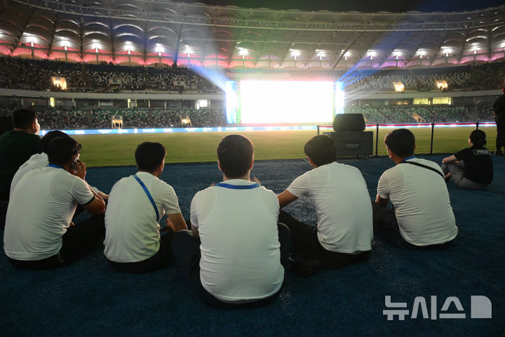 [타슈켄트=AP/뉴시스] 23일(현지 시간) 우즈베키스탄 타슈켄트의 한 경기장에 모인 축구 팬들이 2026 월드컵 조별리그 K조 2차전 우즈베키스탄과 포르투갈의 경기를 시청하며 자국 대표팀을 응원하고 있다. 우즈베키스탄은 0-5로 대패하며 2패를 기록, 탈락 위기에 몰렸다. 2026.06.24.