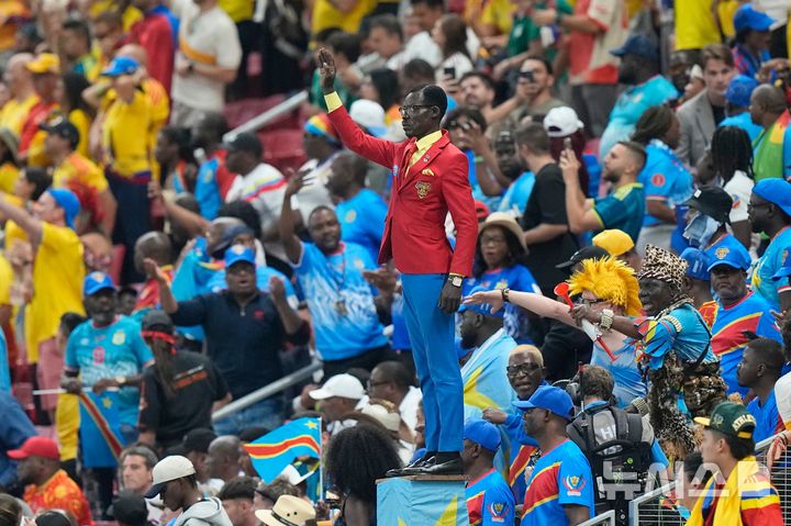 [사포판=AP/뉴시스] 24일(한국 시간) 민주콩고와 콜롬비아의 2026 국제축구연맹(FIFA) 북중미 월드컵 K조 2차전이 열린 멕시코 사포판의 과달라하라 스타디움 관중석에서 '살아있는 동상' 퍼포먼스를 하는 민주콩고 서포터 미셸 은쿠카 음볼라딩가. 2026.06.24