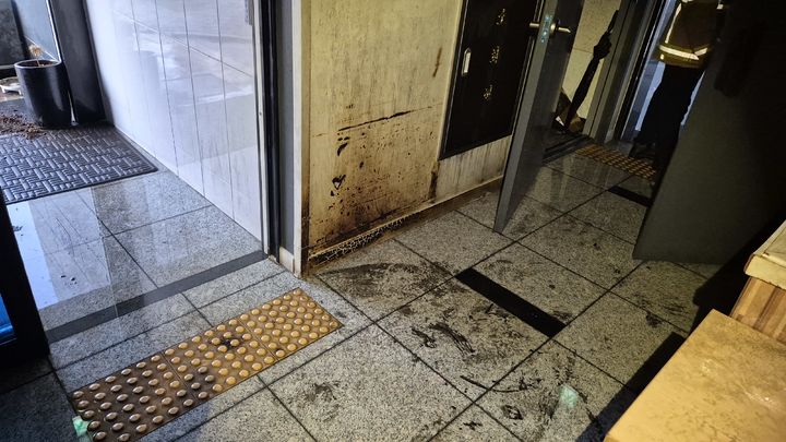 [전주=뉴시스] 24일 오전 5시16분께 전북 전주시 덕진구 송천동의 한 호텔에서 불이 나 건물 내부가 일부 소훼돼있다. (사진=전북도소방본부 제공) 2026.06.24. photo@newsis.com *재판매 및 DB 금지