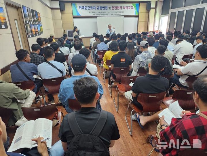 인천시, '외국인 근로자 운전면허 교실' 운영…교재 제공
