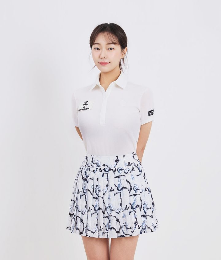 [서울=뉴시스] 까스텔바작 후원선수 KLPGA 박송이 프로가 ‘쿨링 베이직 반팔 카라 티셔츠’를 착용했다. (사진=형지글로벌 제공) 2026.06.24. photo@newsis.com *재판매 및 DB 금지