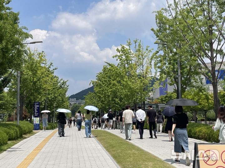 [서울=뉴시스] 신우진ᐧ우연지 인턴기자=23일 신촌의 한 대학교의 모습. 양산을 쓴 사람을 쉽게 발견할 수 있다. 2026.06.23