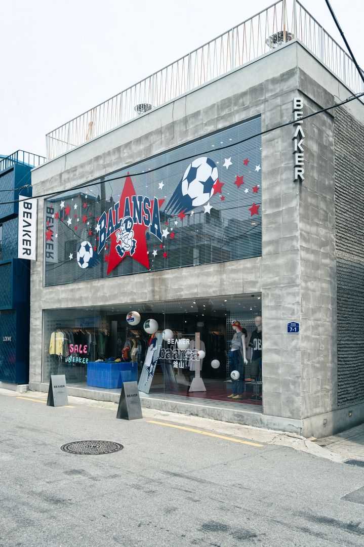 [서울=뉴시스] 비이커 발란사 협업 컬렉션 팝업 스토어. (사진=삼성물산 패션부문) *재판매 및 DB 금지